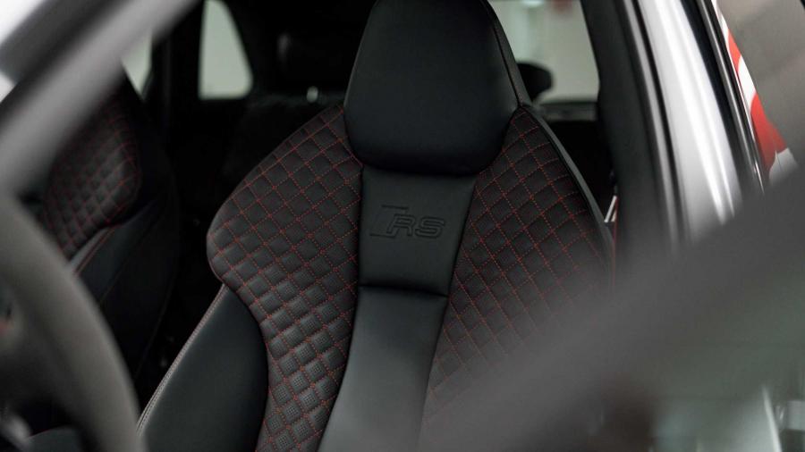Детали интерьера Audi RS3 Sportback by ABT (8V) 2019 года  (фото 9 из 11)